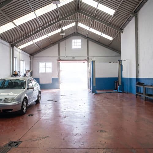 Mostrador de recepción del taller Emipe en Fene