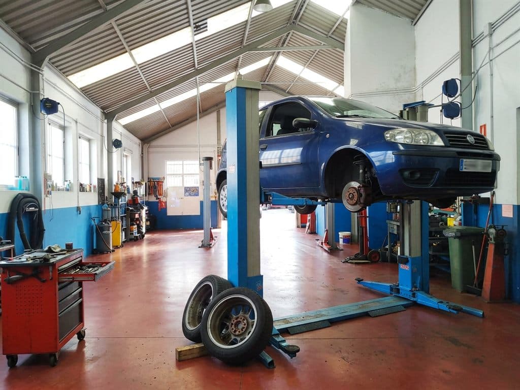 Reparación de un turismo en el taller Emipe de Fene