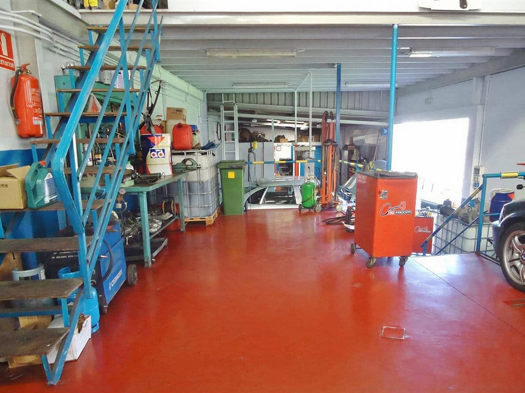 Interior del taller Emipe en Fene con equipos de diagnosis