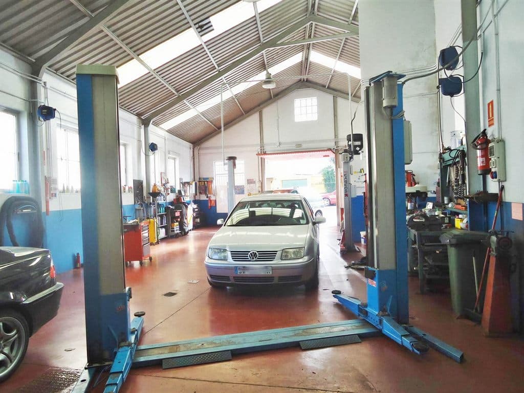 Nave del taller Emipe en Fene con dos elevadores de columnas