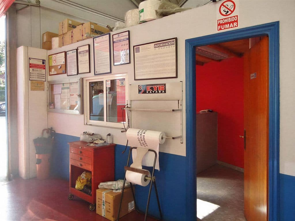 Recepción de clientes del taller Emipe en Fene