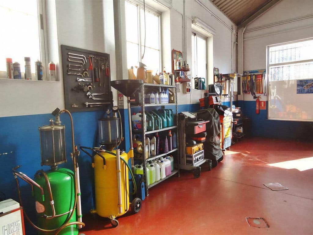 Zona de utillaje y aceites del taller Emipe en Fene